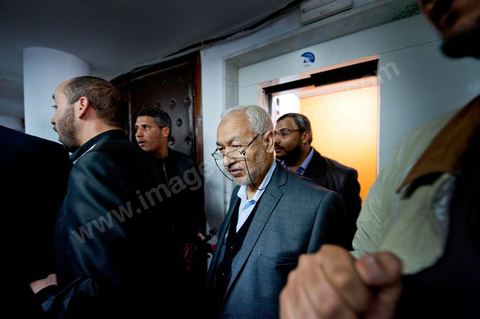 26 mars: Arrivée de Rached Ghannouchi à la conférence de presse de Rached Ghannouchi, président du parti Ennahdha au siège du parti Ennahdha. Rached Ghannouchi annonce la décision du maintien de l’article 1 de la constitution tunisienne de 1959 inchangé dans la nouvelle constitution a été décidée par une majorité de 52 membres du comité constitutif du parti Ennahdha. «Beaucoup de Tunisiens ne comprennent pas la chariâ. Certains en ont même peur parce qu’ils l’ignorent. Pourquoi donc tout ce débat sur la chariâ qui risque de diviser les Tunisiens en deux camps. La chariâ n’est finalement qu’une émanation de l’islam. L’essentiel est que l’islam soit cité dans le texte de la constitution comme étant la religion de l’Etat tunisien», a estimé M. Ghannouchi.