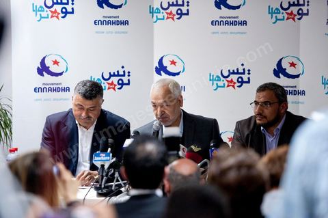 26 mars: conférence de presse de Rached Ghannouchi, président du parti Ennahdha au siège du parti Ennahdha. Rached Ghannouchi annonce la décision du maintien de l’article 1 de la constitution tunisienne de 1959 inchangé dans la nouvelle constitution a été décidée par une majorité de 52 membres du comité constitutif du parti Ennahdha. «Beaucoup de Tunisiens ne comprennent pas la chariâ. Certains en ont même peur parce qu’ils l’ignorent. Pourquoi donc tout ce débat sur la chariâ qui risque de diviser les Tunisiens en deux camps. La chariâ n’est finalement qu’une émanation de l’islam. L’essentiel est que l’islam soit cité dans le texte de la constitution comme étant la religion de l’Etat tunisien», a estimé M. Ghannouchi.