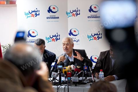 26 mars: conférence de presse de Rached Ghannouchi, président du parti Ennahdha au siège du parti Ennahdha. Rached Ghannouchi annonce la décision du maintien de l’article 1 de la constitution tunisienne de 1959 inchangé dans la nouvelle constitution a été décidée par une majorité de 52 membres du comité constitutif du parti Ennahdha. «Beaucoup de Tunisiens ne comprennent pas la chariâ. Certains en ont même peur parce qu’ils l’ignorent. Pourquoi donc tout ce débat sur la chariâ qui risque de diviser les Tunisiens en deux camps. La chariâ n’est finalement qu’une émanation de l’islam. L’essentiel est que l’islam soit cité dans le texte de la constitution comme étant la religion de l’Etat tunisien», a estimé M. Ghannouchi.