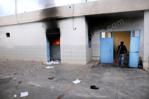 27 mars à Gafsa un jeune a été tué aujourd'hui à Gafsa suite à une dispute sur la propriété d'un terrain. Le dite propriétaire a ouvert le feu d'un fusil de chasse tuant 1 homme et en blessant 7. Les habitants ont appeléla police pour intervenir et récupérer l'arme, une fois sur place , la police a tiré des lacrymogènes pour disperser les habitants. Les habitants ont directement mis le feu au poste de garde nationale de LALA. Un couvre feu a été mis en place le soir même de 19h à 5h du matin 