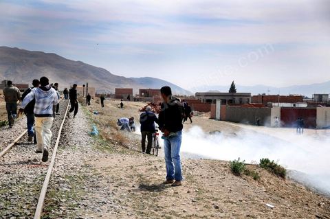 28 mars quartier Lala à Gafsa, les habitants se sont dirigés vers la maison de l'agresseur pour y mettre le feu. La police s'est mis en position pour les bloquer mais après de moults discussions avec les habitants de lala, la police a eu recours au gaz lacrymogène d'une manière intense à cause de la nature du lieu de confrontations.