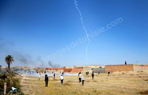 28 mars quartier Lala à Gafsa, les habitants se sont dirigés vers la maison de l'agresseur pour y mettre le feu. La police s'est mis en position pour les bloquer mais après de moults discussions avec les habitants de lala, la police a eu recours au gaz lacrymogène d'une manière intense à cause de la nature du lieu de confrontations.