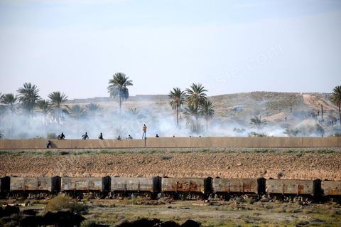 28 mars après midi quartier Lala à Gafsa, lenterrement du jeune de 20 ans tué la veille par tir de carabine de la tribu adverse pour des conflits de terrain. Après l'enterrement, les membres de sa tribu vont aller brûler les maisons de la tribus adversaires déclenchant de nouveaux affrontements entre les tribus et la mort d'un second jeune par tir de carabine. Au milieu les forces de l'ordre qui tentent de les séparer.
