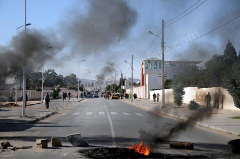 19 mars à Gafsa, blocage de route et sitin des chomeurs. Des jeunes demandeurs d'emplois bloquent la route de gafsa à gabes par des pierres, barres de bois et pneux brulés. Les demandeurs reclament leur droit pour travailler dans la compagnie locale de phosphate (CPG) ou bien dans le groupe chimique (GCT). principaux employeurs dans la région.
