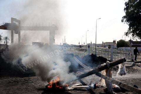 19 mars à Gafsa, blocage de route et sitin des chomeurs. Des jeunes demandeurs d'emplois bloquent la route de gafsa à gabes par des pierres, barres de bois et pneux brulés. Les demandeurs reclament leur droit pour travailler dans la compagnie locale de phosphate (CPG) ou bien dans le groupe chimique (GCT). principaux employeurs dans la région.
