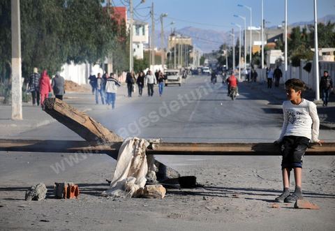 19 mars à Gafsa, blocage de route et sitin des chomeurs. Des jeunes demandeurs d'emplois bloquent la route de gafsa à gabes par des pierres, barres de bois et pneux brulés. Les demandeurs reclament leur droit pour travailler dans la compagnie locale de phosphate (CPG) ou bien dans le groupe chimique (GCT). principaux employeurs dans la région.