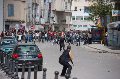 9 avril : à l'avenue Habib Bourguiba et dans les ruelles adjacentes affrontements entre la police et les manifestants deisrant commémoré sur l'avenue les martyrs et soutenir les diplomés chomeurs venus de l'intérieur du Pays. La police empéchera tout regroupement toute la jouréne sur l'avnue déclenchant des affrontements lacrymos et jets de pierre et de nombresues arrestations. 