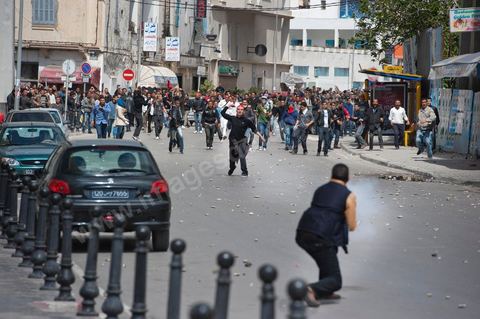 9 avril : à l'avenue Habib Bourguiba et dans les ruelles adjacentes affrontements entre la police et les manifestants deisrant commémoré sur l'avenue les martyrs et soutenir les diplomés chomeurs venus de l'intérieur du Pays. La police empéchera tout regroupement toute la jouréne sur l'avnue déclenchant des affrontements lacrymos et jets de pierre et de nombresues arrestations. 