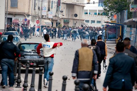 9 avril : à l'avenue Habib Bourguiba et dans les ruelles adjacentes affrontements entre la police et les manifestants deisrant commémoré sur l'avenue les martyrs et soutenir les diplomés chomeurs venus de l'intérieur du Pays. La police empéchera tout regroupement toute la jouréne sur l'avnue déclenchant des affrontements lacrymos et jets de pierre et de nombresues arrestations. 