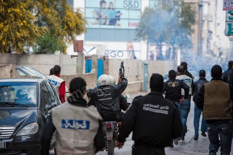 9 avril : à l'avenue Habib Bourguiba et dans les ruelles adjacentes affrontements entre la police et les manifestants deisrant commémoré sur l'avenue les martyrs et soutenir les diplomés chomeurs venus de l'intérieur du Pays. La police empéchera tout regroupement toute la jouréne sur l'avnue déclenchant des affrontements lacrymos et jets de pierre et de nombresues arrestations. 