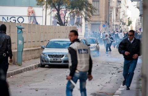 9 avril : à l'avenue Habib Bourguiba et dans les ruelles adjacentes affrontements entre la police et les manifestants deisrant commémoré sur l'avenue les martyrs et soutenir les diplomés chomeurs venus de l'intérieur du Pays. La police empéchera tout regroupement toute la jouréne sur l'avnue déclenchant des affrontements lacrymos et jets de pierre et de nombresues arrestations. 