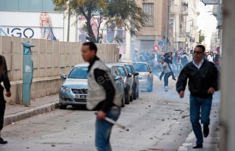 9 avril : à l'avenue Habib Bourguiba et dans les ruelles adjacentes affrontements entre la police et les manifestants deisrant commémoré sur l'avenue les martyrs et soutenir les diplomés chomeurs venus de l'intérieur du Pays. La police empéchera tout regroupement toute la jouréne sur l'avnue déclenchant des affrontements lacrymos et jets de pierre et de nombresues arrestations. 