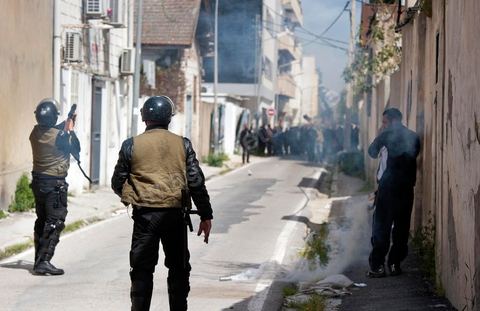 9 avril : à l'avenue Habib Bourguiba et dans les ruelles adjacentes affrontements entre la police et les manifestants deisrant commémoré sur l'avenue les martyrs et soutenir les diplomés chomeurs venus de l'intérieur du Pays. La police empéchera tout regroupement toute la jouréne sur l'avnue déclenchant des affrontements lacrymos et jets de pierre et de nombresues arrestations. 