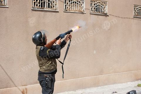 9 avril : à l'avenue Habib Bourguiba et dans les ruelles adjacentes affrontements entre la police et les manifestants deisrant commémoré sur l'avenue les martyrs et soutenir les diplomés chomeurs venus de l'intérieur du Pays. La police empéchera tout regroupement toute la jouréne sur l'avnue déclenchant des affrontements lacrymos et jets de pierre et de nombresues arrestations. 