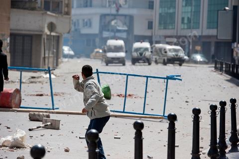 9 avril : à l'avenue Habib Bourguiba et dans les ruelles adjacentes affrontements entre la police et les manifestants deisrant commémoré sur l'avenue les martyrs et soutenir les diplomés chomeurs venus de l'intérieur du Pays. La police empéchera tout regroupement toute la jouréne sur l'avnue déclenchant des affrontements lacrymos et jets de pierre et de nombresues arrestations. 