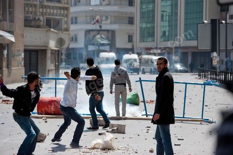 9 avril : à l'avenue Habib Bourguiba et dans les ruelles adjacentes affrontements entre la police et les manifestants deisrant commémoré sur l'avenue les martyrs et soutenir les diplomés chomeurs venus de l'intérieur du Pays. La police empéchera tout regroupement toute la jouréne sur l'avnue déclenchant des affrontements lacrymos et jets de pierre et de nombresues arrestations. 