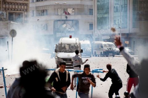 9 avril : à l'avenue Habib Bourguiba et dans les ruelles adjacentes affrontements entre la police et les manifestants deisrant commémoré sur l'avenue les martyrs et soutenir les diplomés chomeurs venus de l'intérieur du Pays. La police empéchera tout regroupement toute la jouréne sur l'avnue déclenchant des affrontements lacrymos et jets de pierre et de nombresues arrestations. 