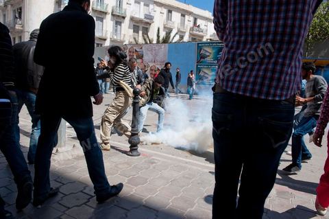 9 avril : à l'avenue Habib Bourguiba et dans les ruelles adjacentes affrontements entre la police et les manifestants deisrant commémoré sur l'avenue les martyrs et soutenir les diplomés chomeurs venus de l'intérieur du Pays. La police empéchera tout regroupement toute la jouréne sur l'avnue déclenchant des affrontements lacrymos et jets de pierre et de nombresues arrestations. 