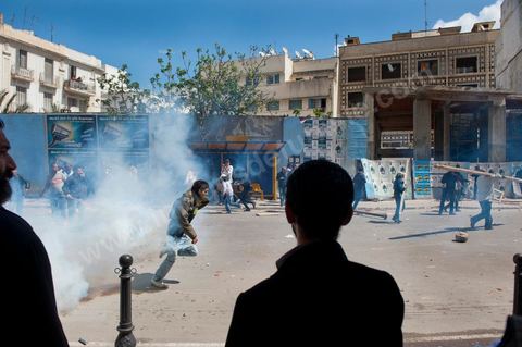 9 avril : à l'avenue Habib Bourguiba et dans les ruelles adjacentes affrontements entre la police et les manifestants deisrant commémoré sur l'avenue les martyrs et soutenir les diplomés chomeurs venus de l'intérieur du Pays. La police empéchera tout regroupement toute la jouréne sur l'avnue déclenchant des affrontements lacrymos et jets de pierre et de nombresues arrestations. 