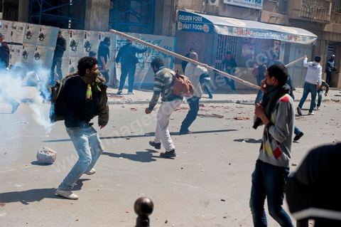 9 avril : à l'avenue Habib Bourguiba et dans les ruelles adjacentes affrontements entre la police et les manifestants deisrant commémoré sur l'avenue les martyrs et soutenir les diplomés chomeurs venus de l'intérieur du Pays. La police empéchera tout regroupement toute la jouréne sur l'avnue déclenchant des affrontements lacrymos et jets de pierre et de nombresues arrestations. 