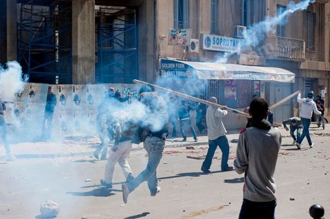 9 avril : à l'avenue Habib Bourguiba et dans les ruelles adjacentes affrontements entre la police et les manifestants deisrant commémoré sur l'avenue les martyrs et soutenir les diplomés chomeurs venus de l'intérieur du Pays. La police empéchera tout regroupement toute la jouréne sur l'avnue déclenchant des affrontements lacrymos et jets de pierre et de nombresues arrestations. 