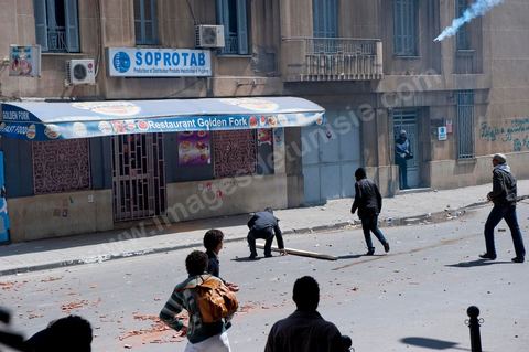9 avril : à l'avenue Habib Bourguiba et dans les ruelles adjacentes affrontements entre la police et les manifestants deisrant commémoré sur l'avenue les martyrs et soutenir les diplomés chomeurs venus de l'intérieur du Pays. La police empéchera tout regroupement toute la jouréne sur l'avnue déclenchant des affrontements lacrymos et jets de pierre et de nombresues arrestations. 
