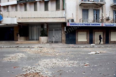 9 avril : à l'avenue Habib Bourguiba et dans les ruelles adjacentes affrontements entre la police et les manifestants deisrant commémoré sur l'avenue les martyrs et soutenir les diplomés chomeurs venus de l'intérieur du Pays. La police empéchera tout regroupement toute la jouréne sur l'avnue déclenchant des affrontements lacrymos et jets de pierre et de nombresues arrestations. 