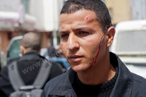 9 avril : à l'avenue Habib Bourguiba et dans les ruelles adjacentes affrontements entre la police et les manifestants deisrant commémoré sur l'avenue les martyrs et soutenir les diplomés chomeurs venus de l'intérieur du Pays. La police empéchera tout regroupement toute la jouréne sur l'avnue déclenchant des affrontements lacrymos et jets de pierre et de nombresues arrestations. 