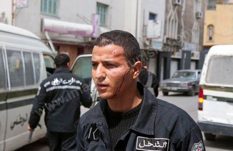 9 avril : à l'avenue Habib Bourguiba et dans les ruelles adjacentes affrontements entre la police et les manifestants deisrant commémoré sur l'avenue les martyrs et soutenir les diplomés chomeurs venus de l'intérieur du Pays. La police empéchera tout regroupement toute la jouréne sur l'avnue déclenchant des affrontements lacrymos et jets de pierre et de nombresues arrestations. 