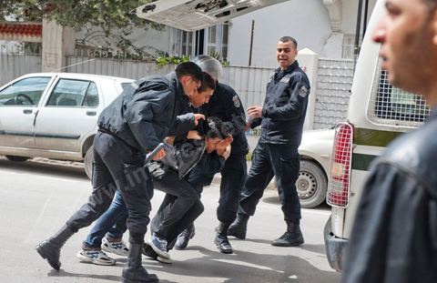9 avril : à l'avenue Habib Bourguiba et dans les ruelles adjacentes affrontements entre la police et les manifestants deisrant commémoré sur l'avenue les martyrs et soutenir les diplomés chomeurs venus de l'intérieur du Pays. La police empéchera tout regroupement toute la jouréne sur l'avnue déclenchant des affrontements lacrymos et jets de pierre et de nombresues arrestations. 