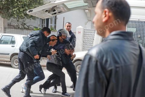 9 avril : à l'avenue Habib Bourguiba et dans les ruelles adjacentes affrontements entre la police et les manifestants deisrant commémoré sur l'avenue les martyrs et soutenir les diplomés chomeurs venus de l'intérieur du Pays. La police empéchera tout regroupement toute la jouréne sur l'avnue déclenchant des affrontements lacrymos et jets de pierre et de nombresues arrestations. 