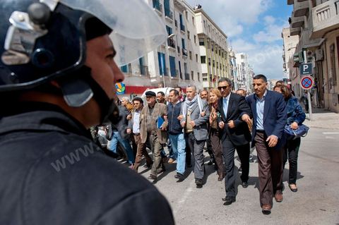 9 avril : à l'avenue Habib Bourguiba et dans les ruelles adjacentes affrontements entre la police et les manifestants deisrant commémoré sur l'avenue les martyrs et soutenir les diplomés chomeurs venus de l'intérieur du Pays. La police empéchera tout regroupement toute la jouréne sur l'avnue déclenchant des affrontements lacrymos et jets de pierre et de nombresues arrestations. 