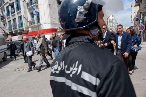 9 avril : à l'avenue Habib Bourguiba et dans les ruelles adjacentes affrontements entre la police et les manifestants deisrant commémoré sur l'avenue les martyrs et soutenir les diplomés chomeurs venus de l'intérieur du Pays. La police empéchera tout regroupement toute la jouréne sur l'avnue déclenchant des affrontements lacrymos et jets de pierre et de nombresues arrestations. 