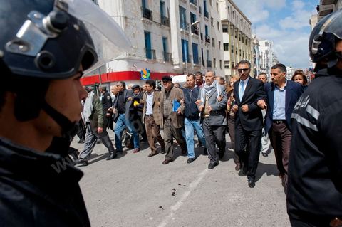 9 avril : à l'avenue Habib Bourguiba et dans les ruelles adjacentes affrontements entre la police et les manifestants deisrant commémoré sur l'avenue les martyrs et soutenir les diplomés chomeurs venus de l'intérieur du Pays. La police empéchera tout regroupement toute la jouréne sur l'avnue déclenchant des affrontements lacrymos et jets de pierre et de nombresues arrestations. 