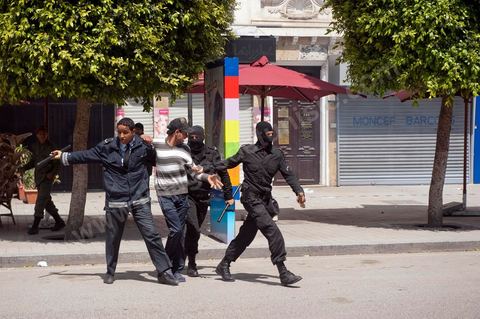 9 avril : à l'avenue Habib Bourguiba et dans les ruelles adjacentes affrontements entre la police et les manifestants deisrant commémoré sur l'avenue les martyrs et soutenir les diplomés chomeurs venus de l'intérieur du Pays. La police empéchera tout regroupement toute la jouréne sur l'avnue déclenchant des affrontements lacrymos et jets de pierre et de nombresues arrestations. 