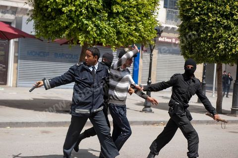 9 avril : à l'avenue Habib Bourguiba et dans les ruelles adjacentes affrontements entre la police et les manifestants deisrant commémoré sur l'avenue les martyrs et soutenir les diplomés chomeurs venus de l'intérieur du Pays. La police empéchera tout regroupement toute la jouréne sur l'avnue déclenchant des affrontements lacrymos et jets de pierre et de nombresues arrestations. 