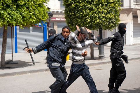9 avril : à l'avenue Habib Bourguiba et dans les ruelles adjacentes affrontements entre la police et les manifestants deisrant commémoré sur l'avenue les martyrs et soutenir les diplomés chomeurs venus de l'intérieur du Pays. La police empéchera tout regroupement toute la jouréne sur l'avnue déclenchant des affrontements lacrymos et jets de pierre et de nombresues arrestations. 
