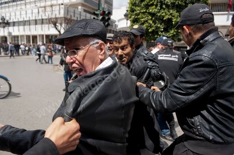 9 avril : à l'avenue Habib Bourguiba et dans les ruelles adjacentes affrontements entre la police et les manifestants deisrant commémoré sur l'avenue les martyrs et soutenir les diplomés chomeurs venus de l'intérieur du Pays. La police empéchera tout regroupement toute la jouréne sur l'avnue déclenchant des affrontements lacrymos et jets de pierre et de nombresues arrestations. 