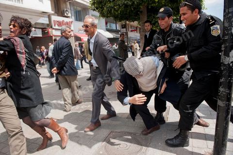9 avril : Arrestation forcée de Jaouhar Ben Mbarek, leader du parti Doustourna, blessé puis arrêté sur l'avenue Habib Bourguiba et dans les ruelles adjacentes affrontements entre la police et les manifestants deisrant commémoré sur l'avenue les martyrs et soutenir les diplomés chomeurs venus de l'intérieur du Pays. La police empéchera tout regroupement toute la jouréne sur l'avnue déclenchant des affrontements lacrymos et jets de pierre et de nombresues arrestations. 