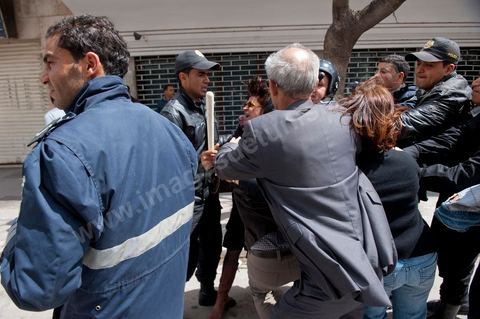 9 avril : à l'avenue Habib Bourguiba et dans les ruelles adjacentes affrontements entre la police et les manifestants deisrant commémoré sur l'avenue les martyrs et soutenir les diplomés chomeurs venus de l'intérieur du Pays. La police empéchera tout regroupement toute la jouréne sur l'avnue déclenchant des affrontements lacrymos et jets de pierre et de nombresues arrestations. 