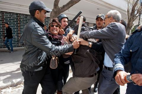 9 avril : Arrestation forcée de Jaouhar Ben Mbarek, leader du parti Doustourna, blessé puis arrêté sur l'avenue Habib Bourguiba et dans les ruelles adjacentes affrontements entre la police et les manifestants deisrant commémoré sur l'avenue les martyrs et soutenir les diplomés chomeurs venus de l'intérieur du Pays. La police empéchera tout regroupement toute la jouréne sur l'avnue déclenchant des affrontements lacrymos et jets de pierre et de nombresues arrestations. 