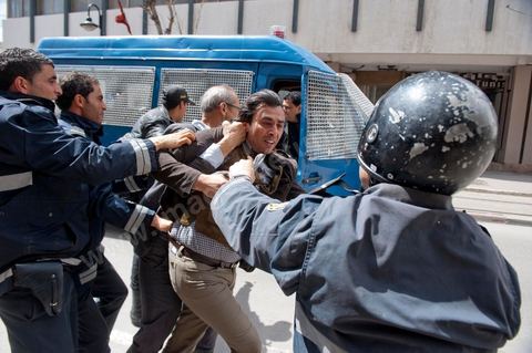 9 avril : Arrestation forcée de Jaouhar Ben Mbarek, leader du parti Doustourna, blessé puis arrêté sur l'avenue Habib Bourguiba et dans les ruelles adjacentes affrontements entre la police et les manifestants deisrant commémoré sur l'avenue les martyrs et soutenir les diplomés chomeurs venus de l'intérieur du Pays. La police empéchera tout regroupement toute la jouréne sur l'avnue déclenchant des affrontements lacrymos et jets de pierre et de nombresues arrestations. 