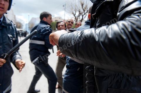 9 avril : à l'avenue Habib Bourguiba et dans les ruelles adjacentes affrontements entre la police et les manifestants deisrant commémoré sur l'avenue les martyrs et soutenir les diplomés chomeurs venus de l'intérieur du Pays. La police empéchera tout regroupement toute la jouréne sur l'avnue déclenchant des affrontements lacrymos et jets de pierre et de nombresues arrestations. 