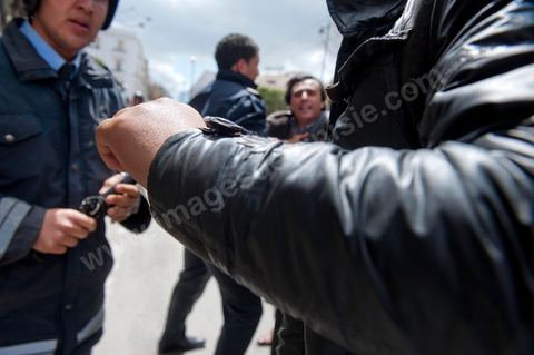 9 avril : à l'avenue Habib Bourguiba et dans les ruelles adjacentes affrontements entre la police et les manifestants deisrant commémoré sur l'avenue les martyrs et soutenir les diplomés chomeurs venus de l'intérieur du Pays. La police empéchera tout regroupement toute la jouréne sur l'avnue déclenchant des affrontements lacrymos et jets de pierre et de nombresues arrestations. 