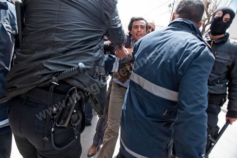 9 avril : Arrestation forcée de Jaouhar Ben Mbarek, leader du parti Doustourna, blessé puis arrêté sur l'avenue Habib Bourguiba et dans les ruelles adjacentes affrontements entre la police et les manifestants deisrant commémoré sur l'avenue les martyrs et soutenir les diplomés chomeurs venus de l'intérieur du Pays. La police empéchera tout regroupement toute la jouréne sur l'avnue déclenchant des affrontements lacrymos et jets de pierre et de nombresues arrestations. 