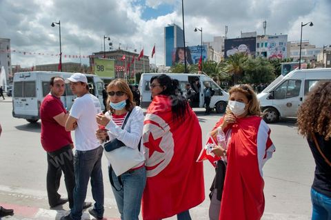 9 avril : à l'avenue Habib Bourguiba et dans les ruelles adjacentes affrontements entre la police et les manifestants deisrant commémoré sur l'avenue les martyrs et soutenir les diplomés chomeurs venus de l'intérieur du Pays. La police empéchera tout regroupement toute la jouréne sur l'avnue déclenchant des affrontements lacrymos et jets de pierre et de nombresues arrestations. 
