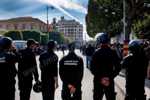 10 avril : au lendemain des événements et des agressions démesurées de la police envers les manifestants venus fêter la fête des martyrs sur l'avenue H. Bourguiba, un petit groupe de manifestants s'est rassemblé à l'appel des députés de l'oppostion de l'ANC sur le haut de l'avenue Habib Bourguiba. La police marquera une présence nombreuse bloquant l'évolution des quelques 300 manifestants pacifiques désireux se rendre au Ministère de l'Intérieur. Le face face fut tendu mais pacifique. Pendant ce temps une réunion au Ministère de l'Intérieur se tenait avec les députés de l'opposition venus demander des explications et des sanctions pour les actes survenus la veille de la part de la police et d'une éventuelle milice nadhaouiste.
