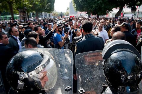 10 avril : au lendemain des événements et des agressions démesurées de la police envers les manifestants venus fêter la fête des martyrs sur l'avenue H. Bourguiba, un petit groupe de manifestants s'est rassemblé à l'appel des députés de l'oppostion de l'ANC sur le haut de l'avenue Habib Bourguiba. La police marquera une présence nombreuse bloquant l'évolution des quelques 300 manifestants pacifiques désireux se rendre au Ministère de l'Intérieur. Le face face fut tendu mais pacifique. Pendant ce temps une réunion au Ministère de l'Intérieur se tenait avec les députés de l'opposition venus demander des explications et des sanctions pour les actes survenus la veille de la part de la police et d'une éventuelle milice nadhaouiste.