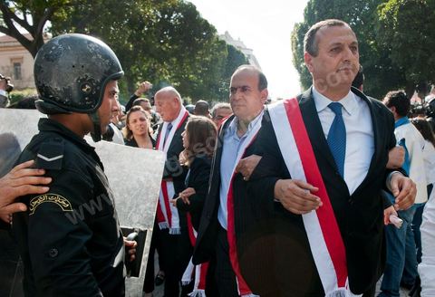 10 avril : au lendemain des événements et des agressions démesurées de la police envers les manifestants venus fêter la fête des martyrs sur l'avenue H. Bourguiba, un petit groupe de manifestants s'est rassemblé à l'appel des députés de l'oppostion de l'ANC sur le haut de l'avenue Habib Bourguiba. La police marquera une présence nombreuse bloquant l'évolution des quelques 300 manifestants pacifiques désireux se rendre au Ministère de l'Intérieur. Le face face fut tendu mais pacifique. Pendant ce temps une réunion au Ministère de l'Intérieur se tenait avec les députés de l'opposition venus demander des explications et des sanctions pour les actes survenus la veille de la part de la police et d'une éventuelle milice nadhaouiste.