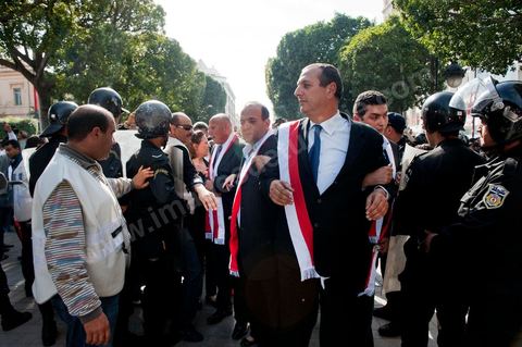 10 avril : au lendemain des événements et des agressions démesurées de la police envers les manifestants venus fêter la fête des martyrs sur l'avenue H. Bourguiba, un petit groupe de manifestants s'est rassemblé à l'appel des députés de l'oppostion de l'ANC sur le haut de l'avenue Habib Bourguiba. La police marquera une présence nombreuse bloquant l'évolution des quelques 300 manifestants pacifiques désireux se rendre au Ministère de l'Intérieur. Le face face fut tendu mais pacifique. Pendant ce temps une réunion au Ministère de l'Intérieur se tenait avec les députés de l'opposition venus demander des explications et des sanctions pour les actes survenus la veille de la part de la police et d'une éventuelle milice nadhaouiste.